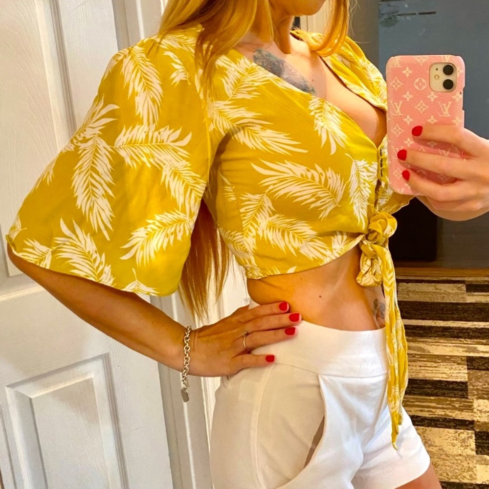 SOLD SOLD SOLD Palm print🏝 wrap crop small top - Picture 2 of 9